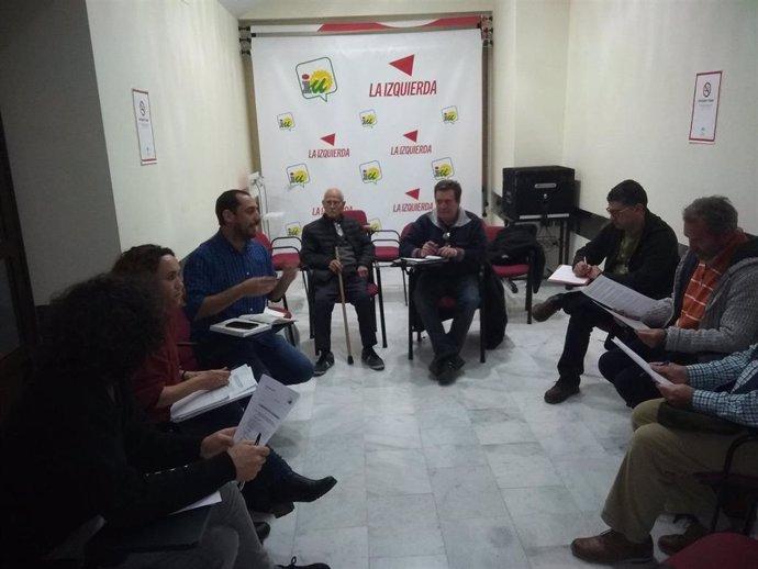 Un momento de la reunión en la sede de IU Córdoba