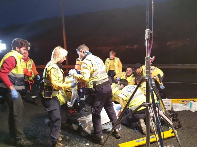 Eefectivos del Samur-Protección Civil atienden a un hombre atropellado en la M-5