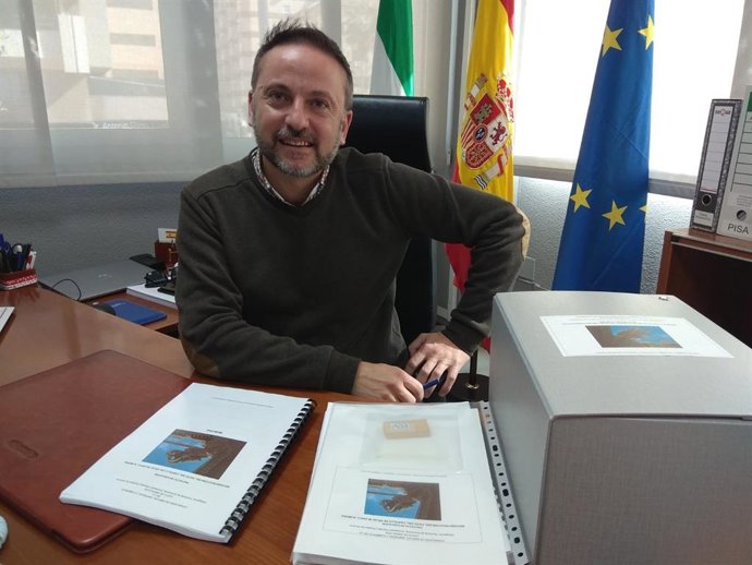 Tortosa con el proyecto para la reproducción del Patio de Honor de Vélez-Blanco