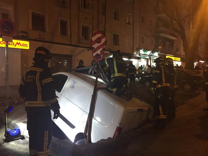 Bomberos del Ayuntamiento de Madrid retiran una furgoneta se se hundió en el sov