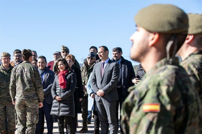 Margarita Robles, visita el puente instalado por el Ejército de Tierra en Casari