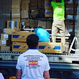 Guardias Civiles Solidarios cargan los contenedores con ayuda humanitaria para H