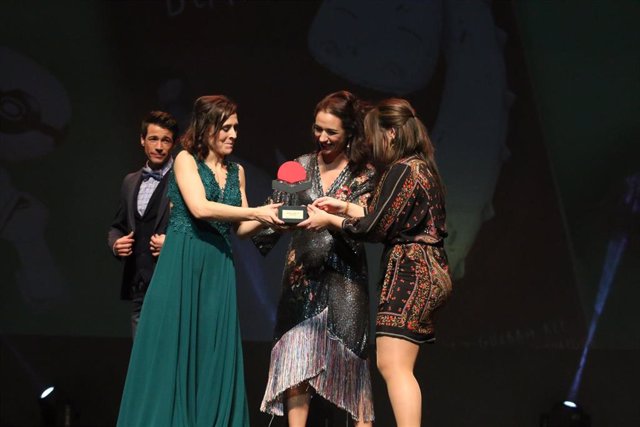 Las galadornadas en la categoría infantil reciben el premio de manos de Anabel V