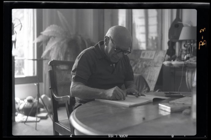 Juan Gyenes retrata a Pablo Picasso en una fotografía