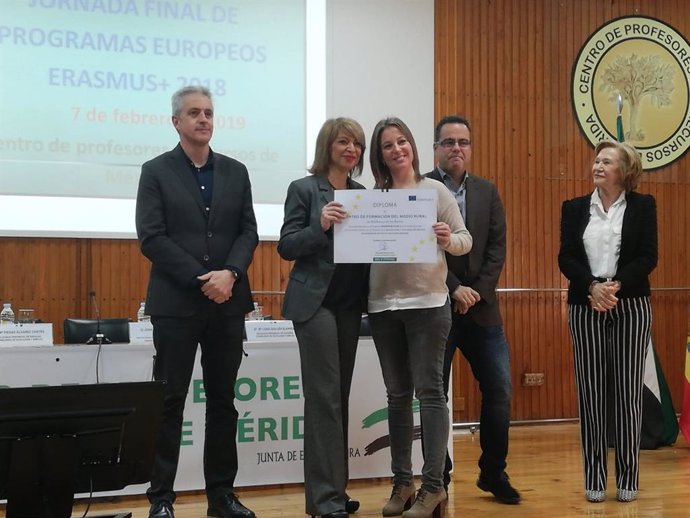 Entrega de uno de los diplomas