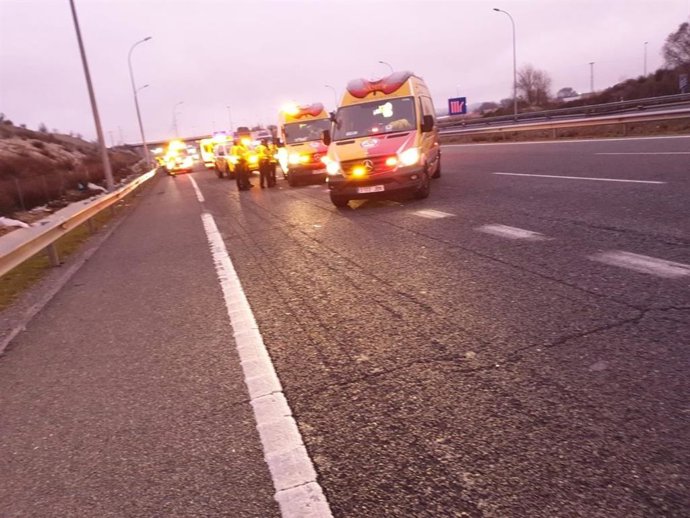 Ambulancias del Samur-Protección Civil acuden al lugar del accidente en la M-50