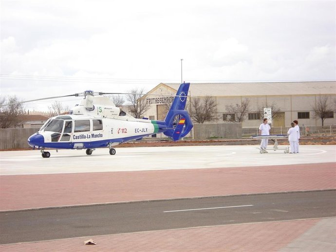 Helicóptero preparado para despegar 