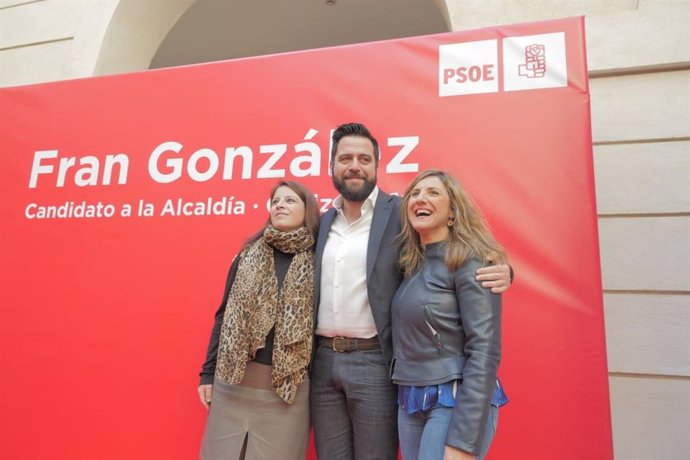 Fran González, Adriana Lastra e Irene García en un acto