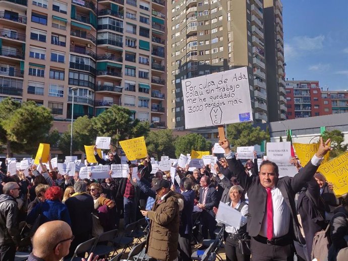 Uns 100 treballadors de VTC irrompen en l'acte d'ERC, Bildu i BNG en Barcelon