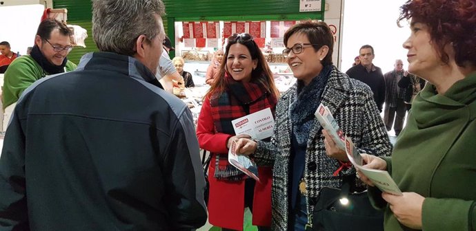 Adriana Valverde, candidata PSOE Almería, en el mercado del barrio Los Ángeles