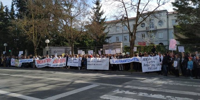 Profesionales de Atención Primaria se manifiestan en Vitoria para denunciar la "