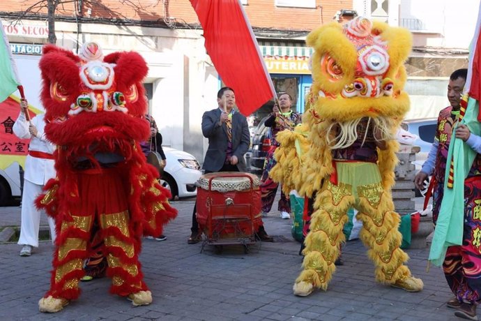 Artistas recorren las calles del distrito de Usera con motivo del Año Nuevo Chin