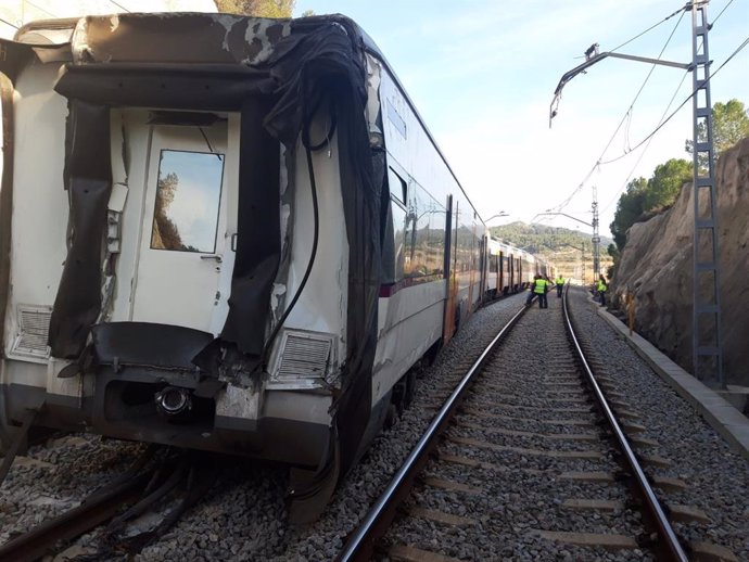 La retirada de l'els trens després de l'accident ferroviari a Castellgalí