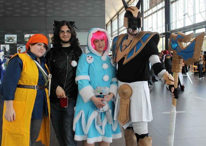 Unos aficionados al Manga haciendo un "cosplay" en el Salón de Alicante
