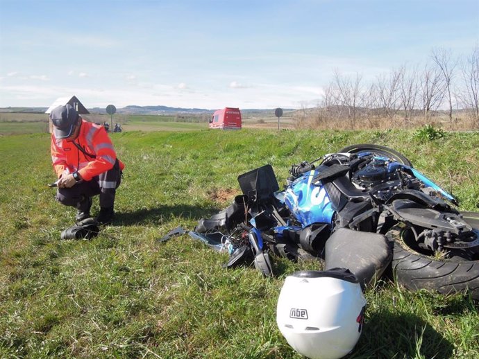 Un motorista sufre un accidente de tráfico en Sansol