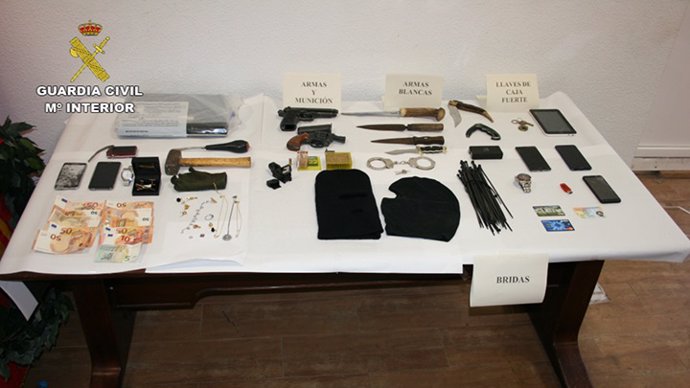 Objetos requisados en una operación de la Guardia Civil en Alicante