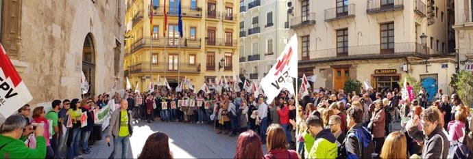 Manifestación de Interinos frente al Palau de la Generalitat