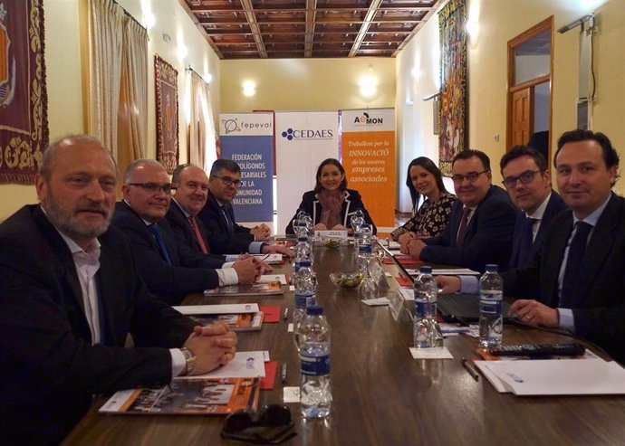 Reunión de miembros de CEDAES con la ministra de Industria, Reyes Maroto