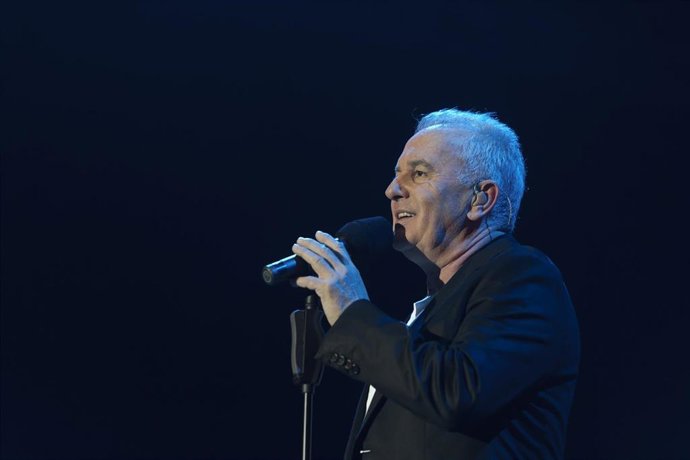 Victor Manuel, feliz de celebrar junto a su familia sus 50 años en la música