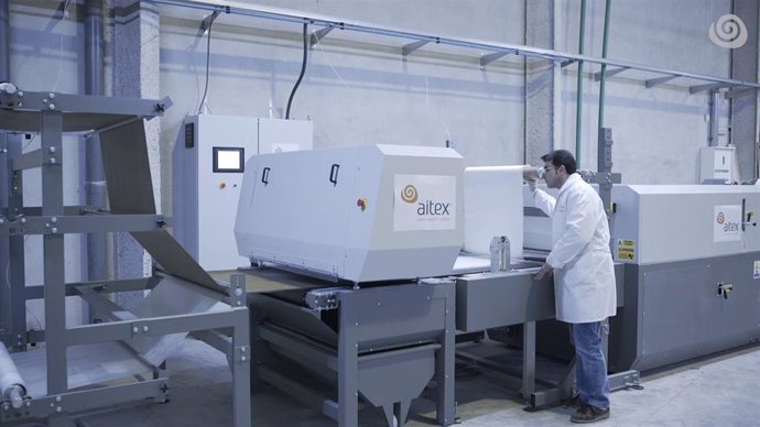 Operario utilizando maquinaria en una empresa textil de la Comunitat Valenciana