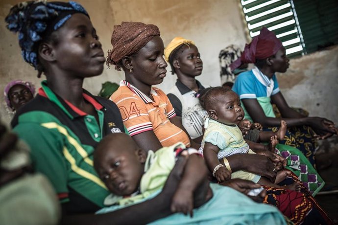 Mujeres con sus hijos en Burkina Faso