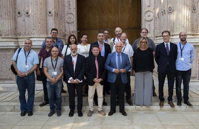 Foto de familia tras la aprobación de la Ley Audiovisual de Andalucía en el Parl