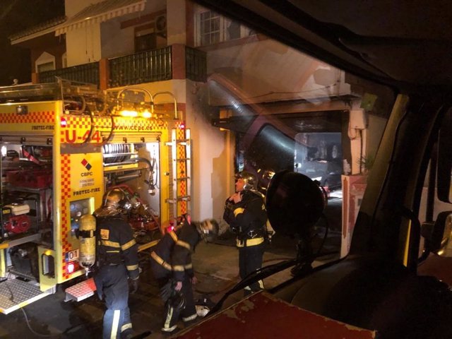 Bomberos actúan en el garaje de una casa en Algeciras