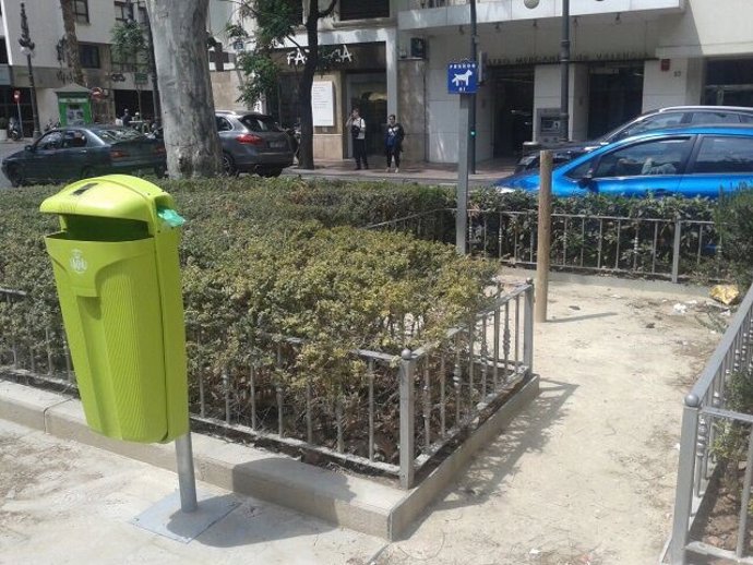 Papelera verde con dispensador de bolsitas en Valncia