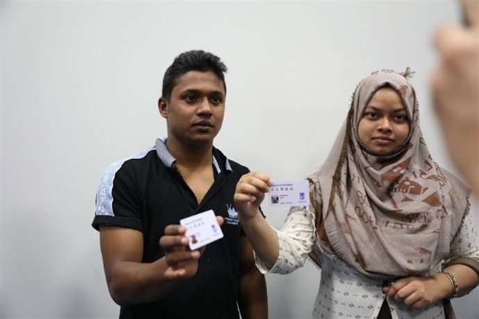 Dos usuarios de las Tarjetas de Vecindad del Ayuntamiento de Madrid