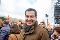 Moreno defiende la "unidad de España" en Colón y pide convocar elecciones mientras afea la ausencia del PSOE-A