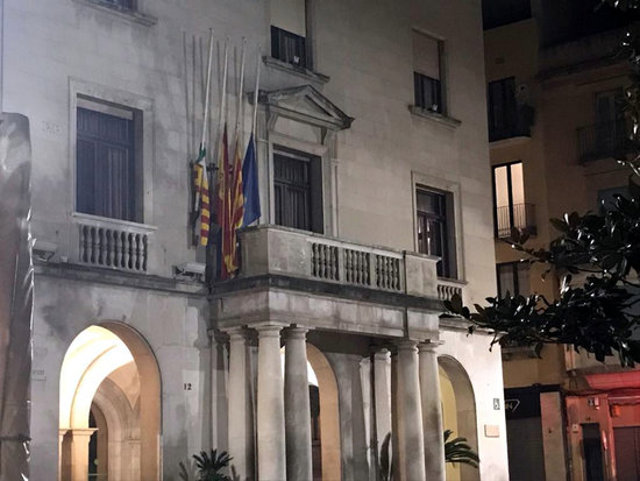 Despengen la pancarta en favor dels "presos polítics" de l'Ajuntament de Figueres