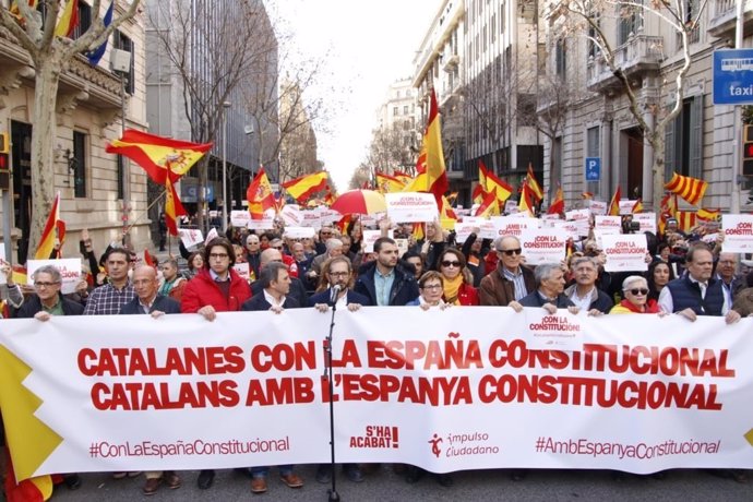 Unas 300 personas se manifiestan bajo el lema 'Catalanes con la España constituc