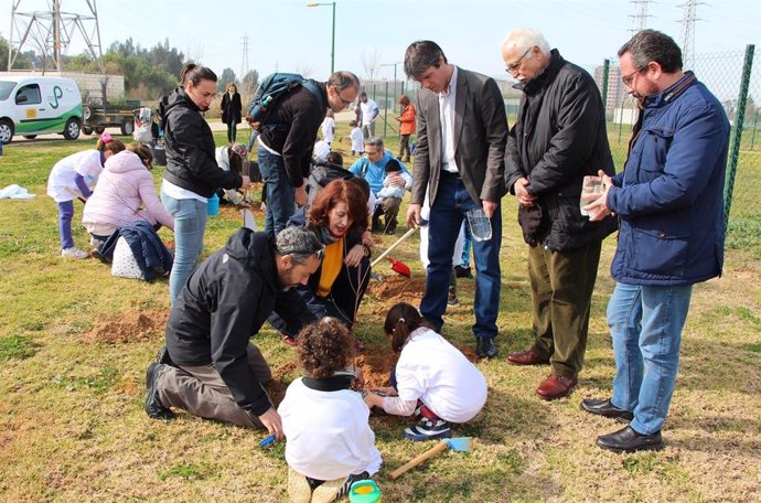 Ayuntamiento realiza una plantación participativa en Parque Guadaíra