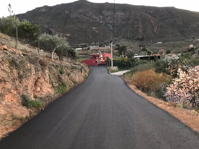 Camino de Íllar asfaltado por la Diputación que conduce a explotaciones agrícola
