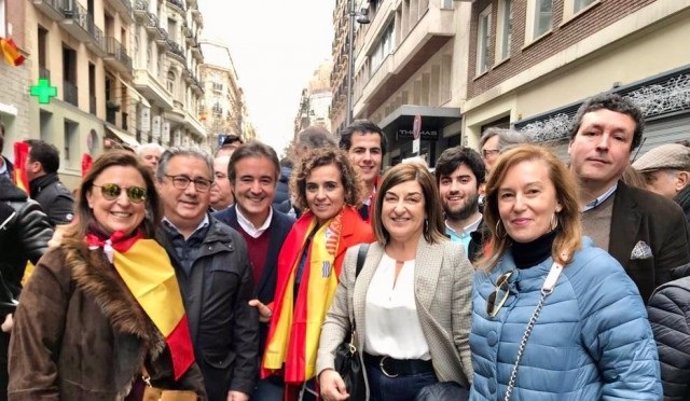 Buruaga y otros miembros del PP de Cantabria en la manifestación