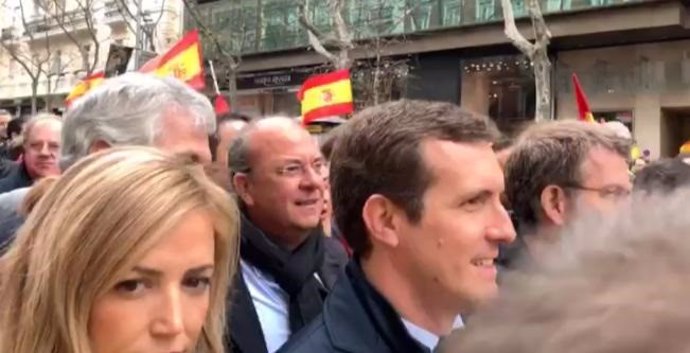 Monago, junto a Casado, en la concentración en Madrid