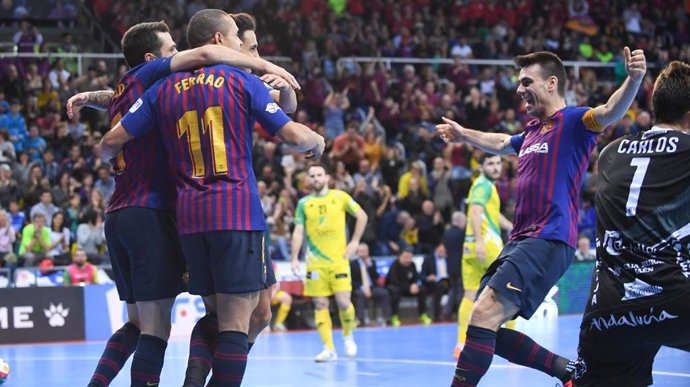 Los jugadores del Bara Lassa celebran un gol