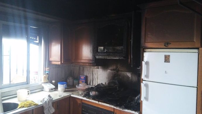 Cocina calcinada de una vivienda afectada por un incendio