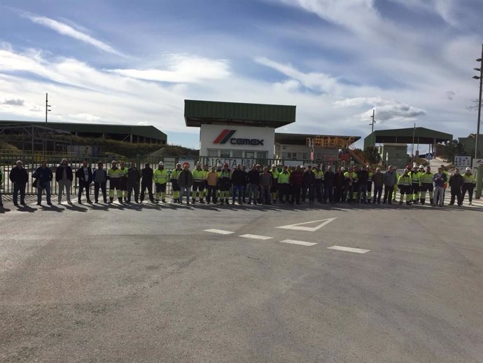 Los trabajadores de CEMEX bloquean los accesos a la fábrica de Lloseta