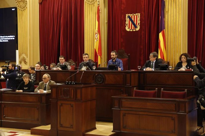 Los cinco miembros de la Mesa del Parlament, en el salón de plenos