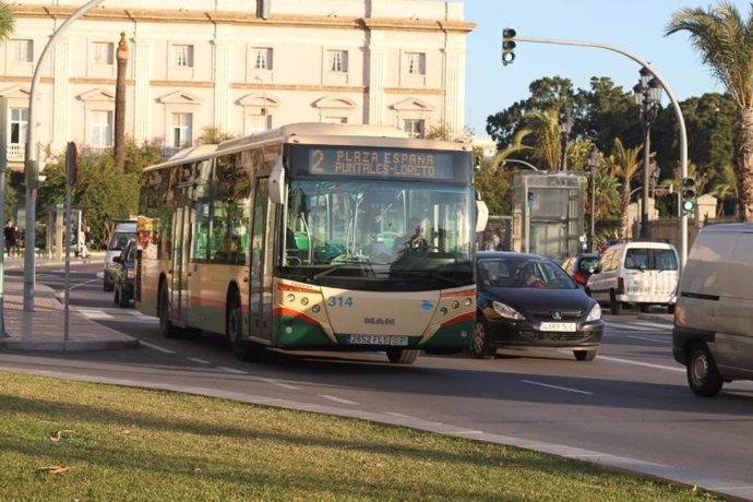 Autobús urbano de Cádiz, en una foto de archivo.