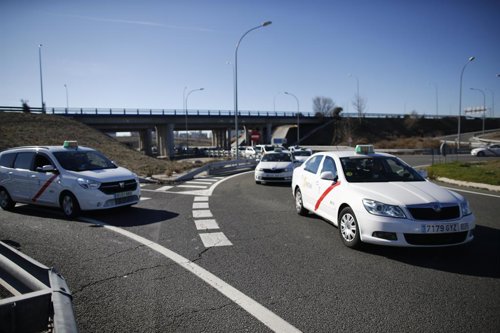Referéndum de taxistas en el aeropuerto Adolfo Suárez Madrid-Barajas para decidi
