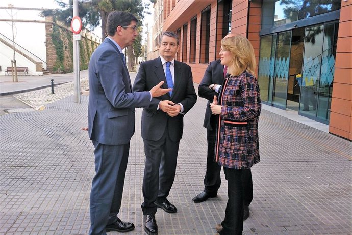 Juan Marín con Antonio Sanz y Ana Mestre en la delegación de la Junta en Cádiz
