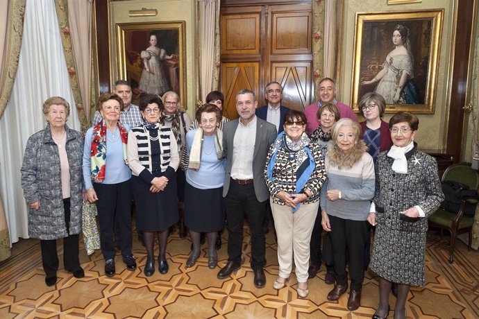 Laparra con representantes de Santa María la Real, Cruz Roja y Proyecto Hombre