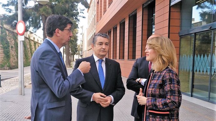 Juan Marín, con Antonio Sanz y Ana Mestre en Cádiz