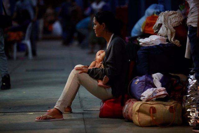 A Venezuelan migrant breastfeeds her baby at the Binational Border Service Cente