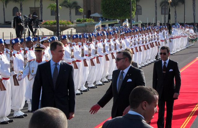Felipe VI, recibido por el Rey de Marruecos a su llegada a Rabat