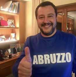 Mattteo Salvini con una sudadera de Los Abruzos