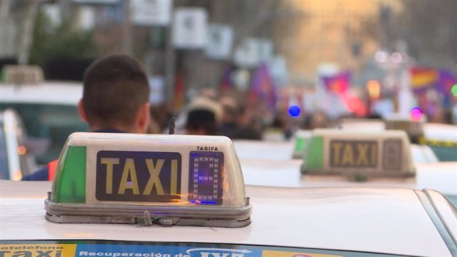 Los taxistas se manifiestan en el Paseo del Prado de Madrid contra "la privatiza