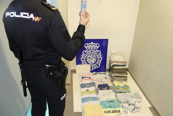 Agente de Policía Nacional con droga incautada